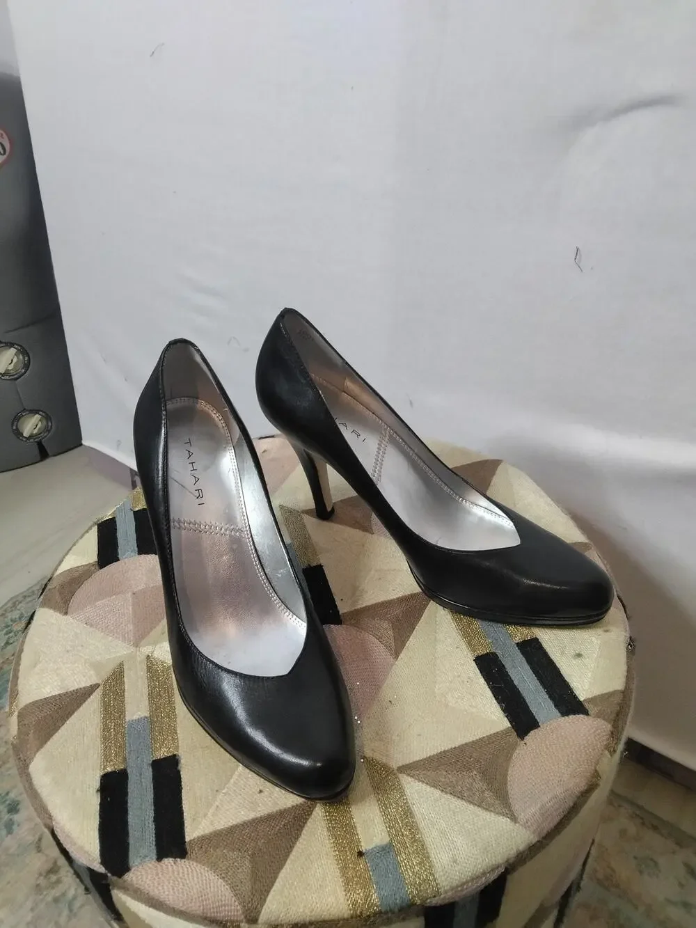 Tahari Basic Plack Patent Faux Leather Pumps Sz 7.5 Wardrobe Staple Career Wear